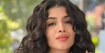 سارة بركة تكشف سر حلق شعرها "زيرو"