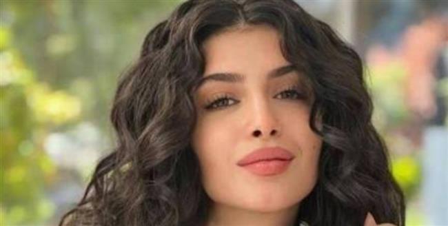 سارة بركة تكشف سر حلق شعرها "زيرو"