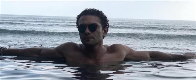 «الصيف بدأ هنا».. آسر ياسين يشارك جمهوره فيديو من البحر