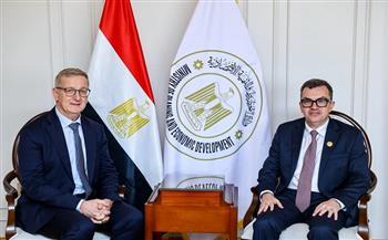 وزير التخطيط يبحث مع سفير أيرلندا تعزيز التعاون في مجالات "الاقتصاد الأخضر" والتكنولوجيا