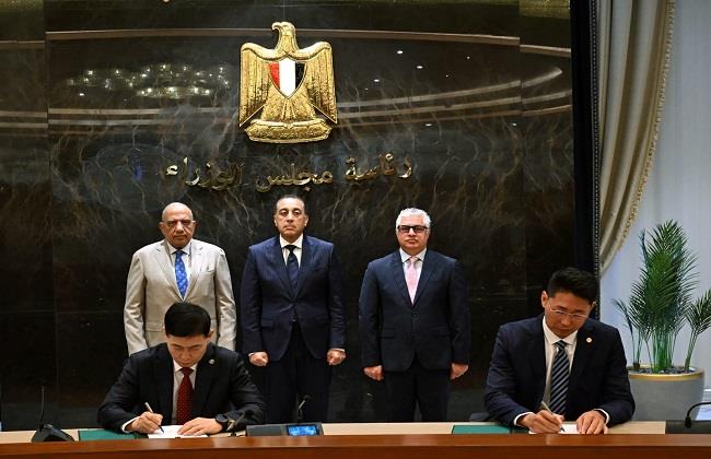 رئيس الوزراء يشهد توقيع عقد مشروع شركة "زينيث جروب" بالمنطقة الاقتصادية لقناة السويس