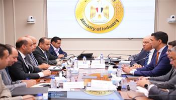 وزيرا الصناعة والعمل يبحثان تعزيز التعاون لإزالة معوقات قطاع الصناعة ودعم الاستثمار