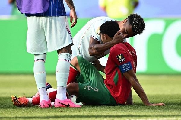 العرب في المونديال.. دوي يواسي زميله حكيمي عقب مباراة المغرب وفرنسا 