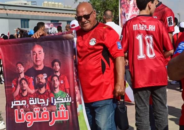بعد إنجاز المونديال.. الجماهير المصرية تستقبل بعثة المنتخب بلافتة "شرفتونا"   
