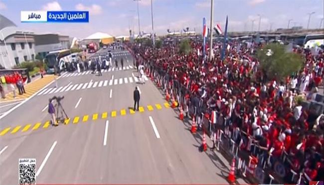 الجماهير تحتشد لاستقبال المنتخب الوطني لكرة القدم لدى وصوله الوطن  (بث مباشر)