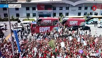 بعثة المنتخب تصعد الحافلة المكشوفة للاحتفال وسط الجماهير بالمشاركة التاريخية في كأس العالم