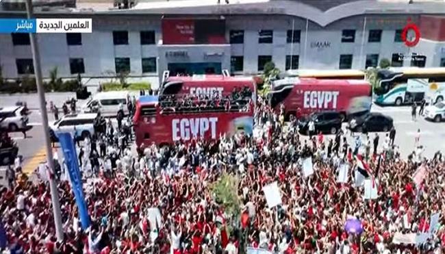 بعثة المنتخب تصعد الحافلة المكشوفة للاحتفال وسط الجماهير بالمشاركة التاريخية في كأس العالم