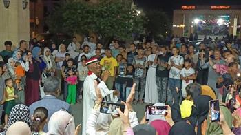 وسط إقبال كبير.. إبداعات الغناء والفنون التشكيلية تتألق في "شارع الفن" بأسوان