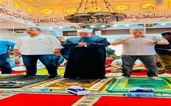 محافظ البحر الأحمر يؤدي صلاة الجمعة بالمسجد القطري بالغردقة