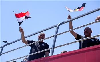 إبراهيم حسن يحتفل مع الجماهير بعلم مصر من على ظهر الحافلة المكشوفة
