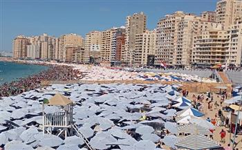 محافظ الإسكندرية يوجه باتخاذ كافة الاستعدادات بالشواطئ مع وصول نسب الإشغال إلي 100٪