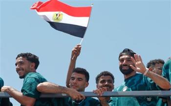 «الفريق ده يستاهل ثقتكم».. رسالة محمد صلاح واستقبال حافل للمنتخب بالعلمين «فيديو»