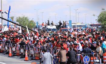 مع اقتراب وصول البعثة.. الجماهير المصرية تتوافد أمام بوابة مطار العلمين