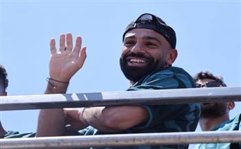وسط فرحة جماهيرية كبيرة.. حافلة المنتخب تجوب العلمين احتفالا بالمنتخب