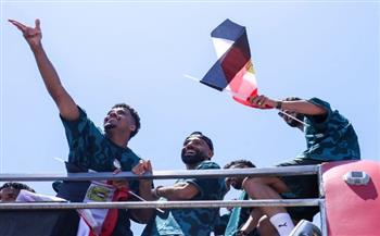 لاعبو المنتخب يتفاعلون مع الجماهير في احتفالية ضخمة بشوارع العلمين الجديدة