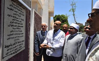 محافظ أسيوط ونائب رئيس جامعة الأزهر للوجه القبلي يفتتحان مسجد جامعة الأزهر بأسيوط ويؤديان صلاة الجمعة