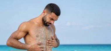 استراحة محارب.. محمد صلاح يقضي يومه على شاطيء العلمين الجديدة