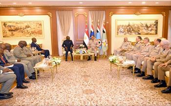 وزير الدفاع يبحث مع نظيره في الكونغو الديمقراطية تعزيز التعاون العسكري والأمني