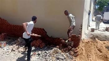 ازالة حالتي بناء مخالف وأجزاء قابلة للسقوط بعقارات في الإسكندرية  