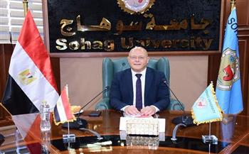 رئيس جامعة سوهاج يعتمد منح العلاوة التشجيعية لعدد 512 من العاملين بقطاعي التعليم والمستشفيات