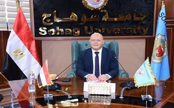 رئيس جامعة سوهاج يعتمد منح العلاوة التشجيعية لعدد 512 من العاملين بقطاعي التعليم والمستشفيات