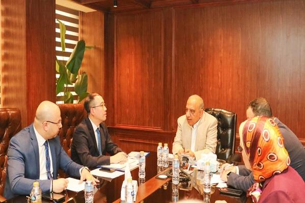 وزير الكهرباء يبحث مع مجموعة الصين الجنوبية تطوير وتحديث الشبكة والحلول المبتكرة لدمج الطاقات المتجددة