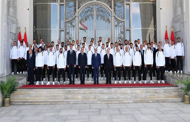 الرئيس السيسي يستقبل لاعبى منتخب مصر بحضور رئيس الوزراء ووزير الرياضة | صور