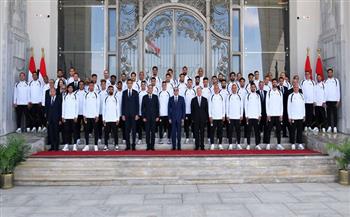 الرئيس السيسي يستقبل لاعبي المنتخب الوطني لكرة القدم والجهازين الفني والإداري (فيديو)