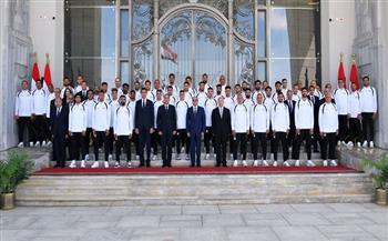 الرئيس السيسي يستقبل لاعبي المنتخب الوطني لكرة القدم والجهازين الفني والإداري (فيديو)