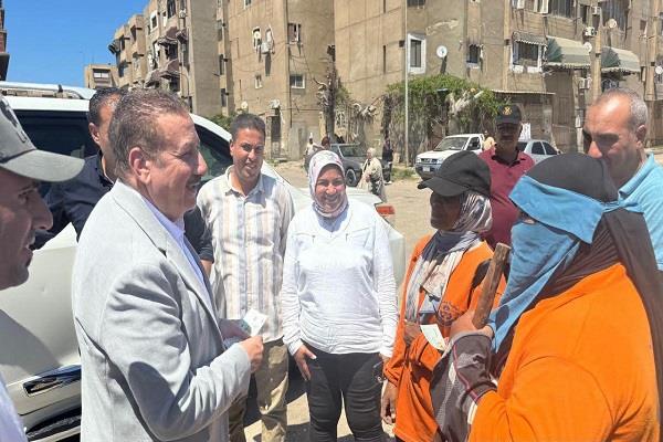 محافظ بورسعيد يلتقي عاملات النظافة ويشيد بجهودهن