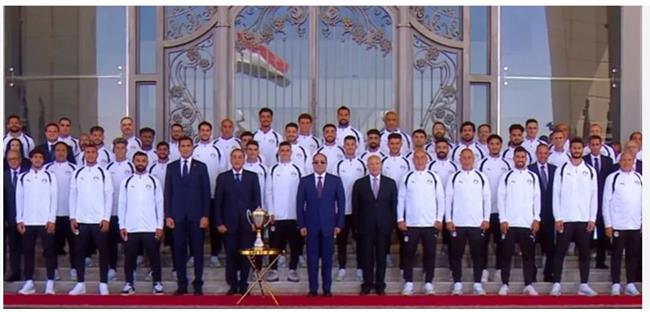 الرئيس السيسي يستقبل لاعبي المنتخب الوطني لكرة القدم والجهازين الفني والإداري (فيديو)
