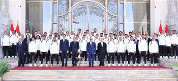 الرئيس السيسي يمنح لاعبي المنتخب الوطني والجهازين الفني والإداري كأس الفخر والاعتزاز ووسام الرياضة