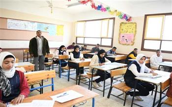 طلاب الثانوية العامة بالمحافظات يؤدون امتحان مادة الرياضيات البحتة