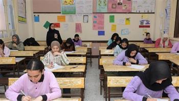 طلاب الثانوية بسوهاج يؤدون امتحان الرياضيات البحتة بـ87 لجنة ومتابعة لحظية لسير الإمتحانات 