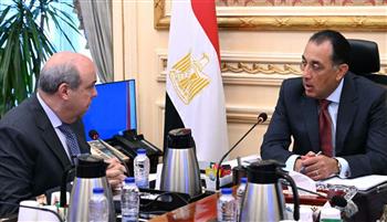 رئيس الوزراء يستعرض الموقف التنفيذي لمشروع مبني الركاب ٤ بمطار القاهرة الدولي