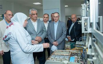 وزير الدولة للإنتاج الحربي يتفقد شركة بنها للصناعات الإلكترونية لمتابعة سير العملية الإنتاجية