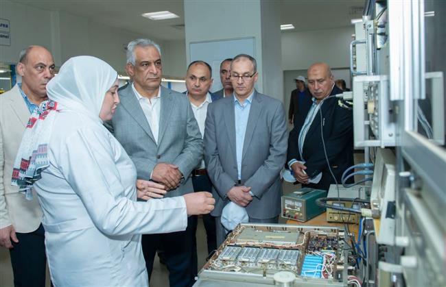 وزير الدولة للإنتاج الحربي يتفقد شركة بنها للصناعات الإلكترونية لمتابعة سير العملية الإنتاجية