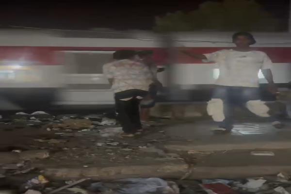 ضبط 3 طلاب بتهمة إلقاء الحجارة على القطارات بأسوان