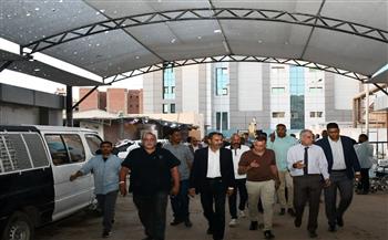 محافظ أسوان يتابع ميدانياً الجهود التى بذلت للسيطرة على حريق أعلى سطح مستشفى الجراحة