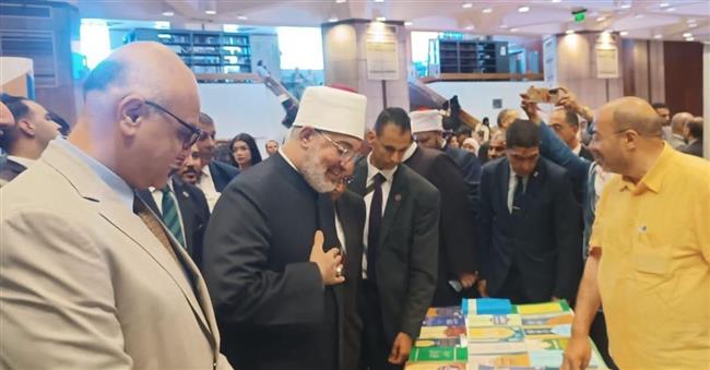 المفتي ومحافظ الإسكندرية يتفقدان جناح المجلس الأعلى للشئون الإسلامية بمعرض مكتبة الإسكندرية الدولي للكتاب