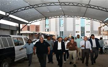 محافظ أسوان يتابع السيطرة على حريق مستشفى الجراحة ويطمئن على المرضى