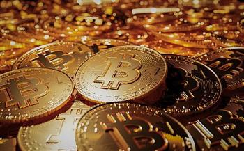 "بيتكوين" قرب أدنى مستوياتها السنوية بفعل التوترات الجيوسياسية ومخاوف التضخم 