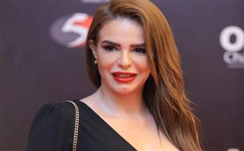 دنيا عبد العزيز تستعيد ذكرى والدتها الراحلة: «برحيل أمي ضاع عنوان روحي»