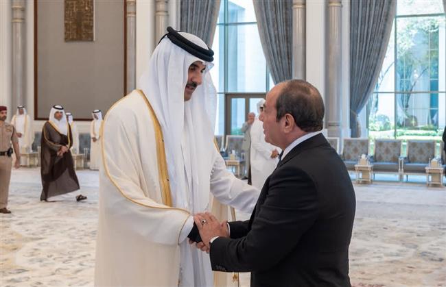 الرئيس السيسي يعزي أمير قطر في وفاة الأمير الوالد الشيخ حمد بن خليفة آل ثاني.. صور   