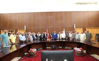 محافظ البحر الأحمر يسلم 80 عقدًا لتقنين وضع اليد لمواطني المحافظة