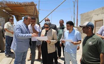 محافظ الوادي الجديد تبحث مقترح تطوير موقف سيارات الأجرة.. وإعادة استغلال المباني الحكومية بالمدينة