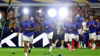كأس العالم 2026.. لاعبو منتخب فرنسا يؤدون عمليات الأحماء قبل مواجهة إسبانيا