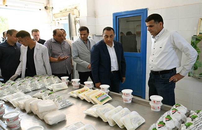 رئيس الوزراء يتفقد محطة الإنتاج الحيواني وتصنيع الألبان التابعة لوزارة الزراعة
