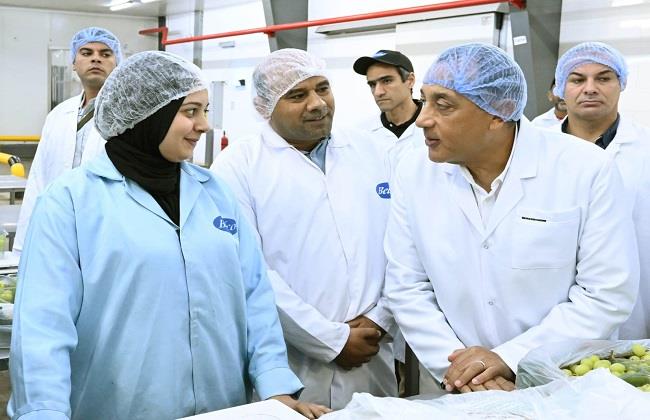 رئيس الوزراء يتفقد مزارع ومحطات فرز وتعبئة شركة "بلكو" للإنتاج الزراعي بمدينة السادات