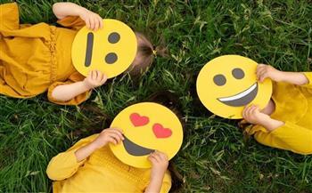 اليوم العالمي للإيموجي.. تأثيرات خفية للرموز التعبيرية على الأطفال والمراهقين